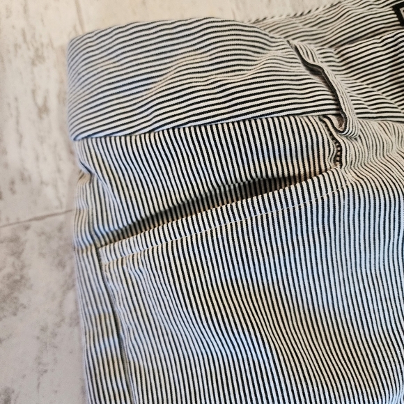 Express Editor black and white striped shorts Size 4 - Picture 3 of 12